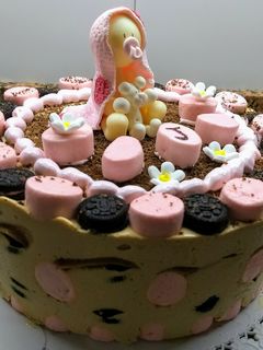 Una foto de Torta helada dulce de leche, oreo y malvaviscos para babyshower