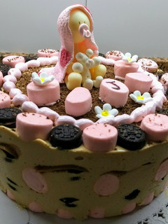 Una foto de Torta helada dulce de leche, oreo y malvaviscos para babyshower