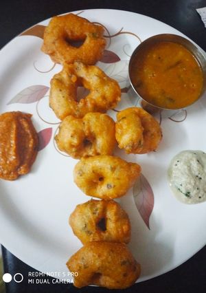 A picture of Medu vada.