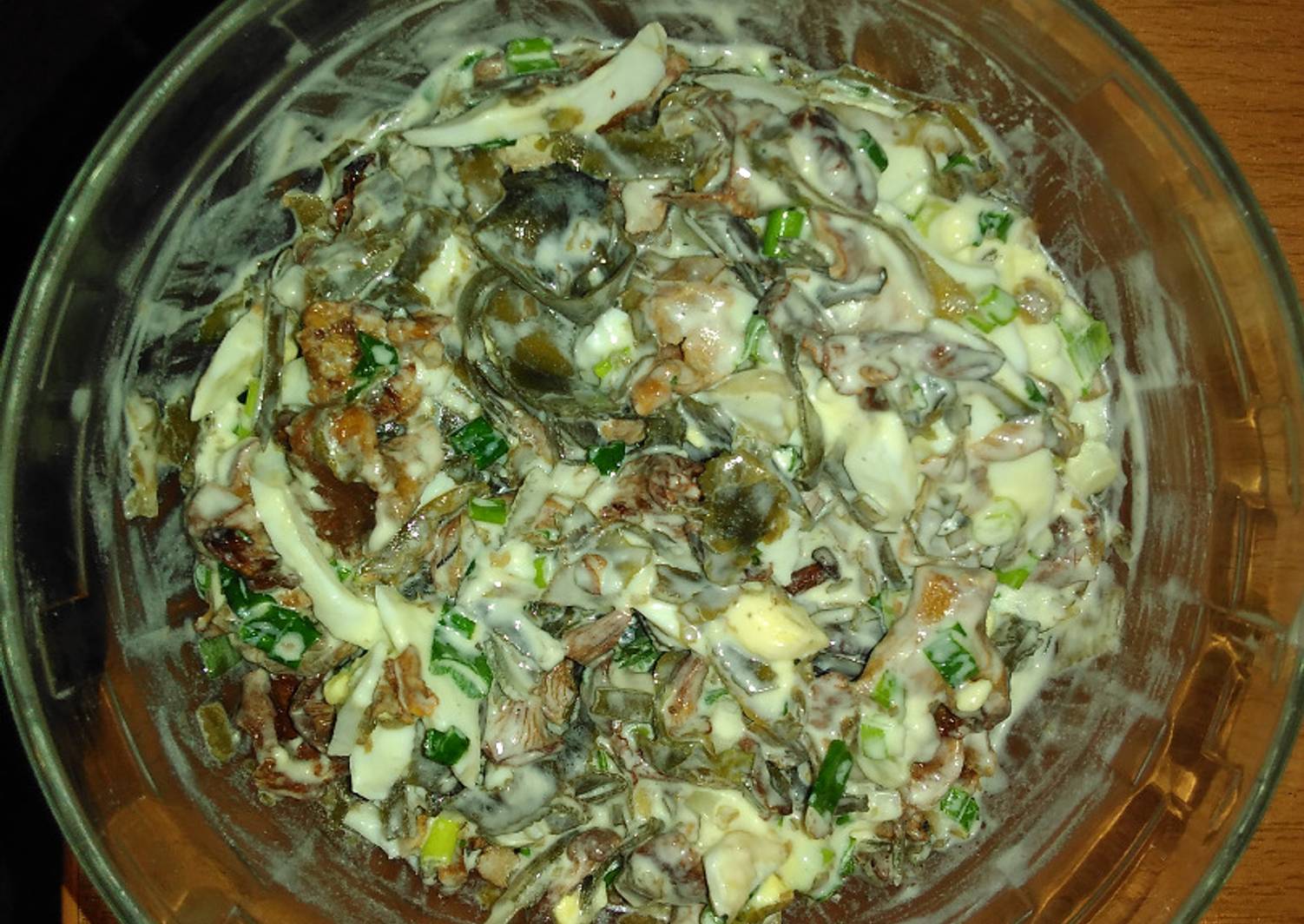 Салат с морской капустой и яйцом рецепт. Салат морская капуста с луком. Салат из морской капусты с яйцом. Салат из консервированной морской капусты. Морская капуста с грибами.