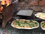 Una foto de pizza a la brasa