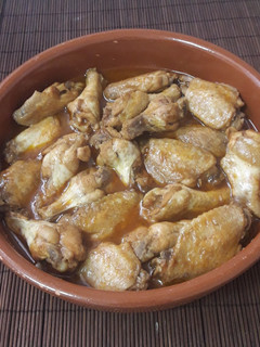 Una foto de Alitas y muslitos de pollo a la barbacoa