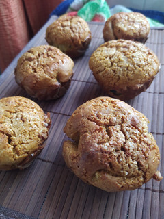 Una foto de Muffins de canela y avena, con pasas