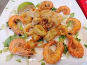 Una foto di calamari gamberi