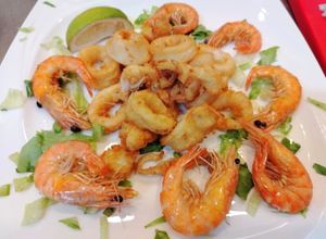 Foto di Frittura di Calamari e Gamberi con Farina di Grano Tenero tipo 00 e Semola di Grano Duro