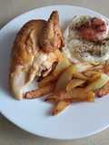 Pollo asado con huevo frito y patatas fritas