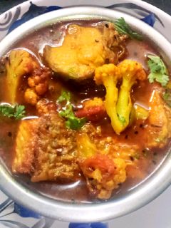 ফুলকপি দিয়ে  মাছের ঝোল(Fulkapi diye katla macher jhol recipe in bengali) রেসিপির প্রধান ছবি