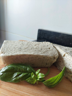 Una foto de Imitación de quesito muzzarella sin lácteos con bebida de girasol 🌻