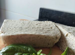 Una foto de Imitación de quesito muzzarella sin lácteos con bebida de girasol 🌻