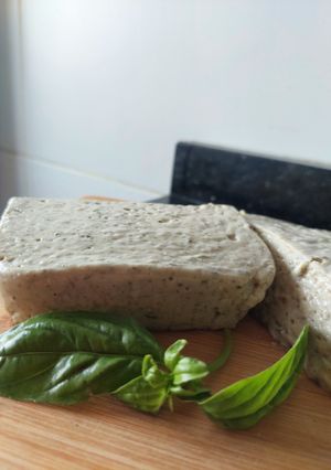 Una foto de Imitación de quesito muzzarella sin lácteos con bebida de girasol 🌻