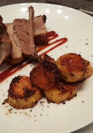 Una foto de Pechito de cerdo al horno con papas bravas