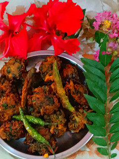 अरबी पत्ता और प्याज़ के पकौड़े रेसिपी मुख्य फोटो