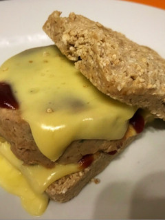 Una foto de Hamburguesa de atún light y liviana al microondas fácil y rápido