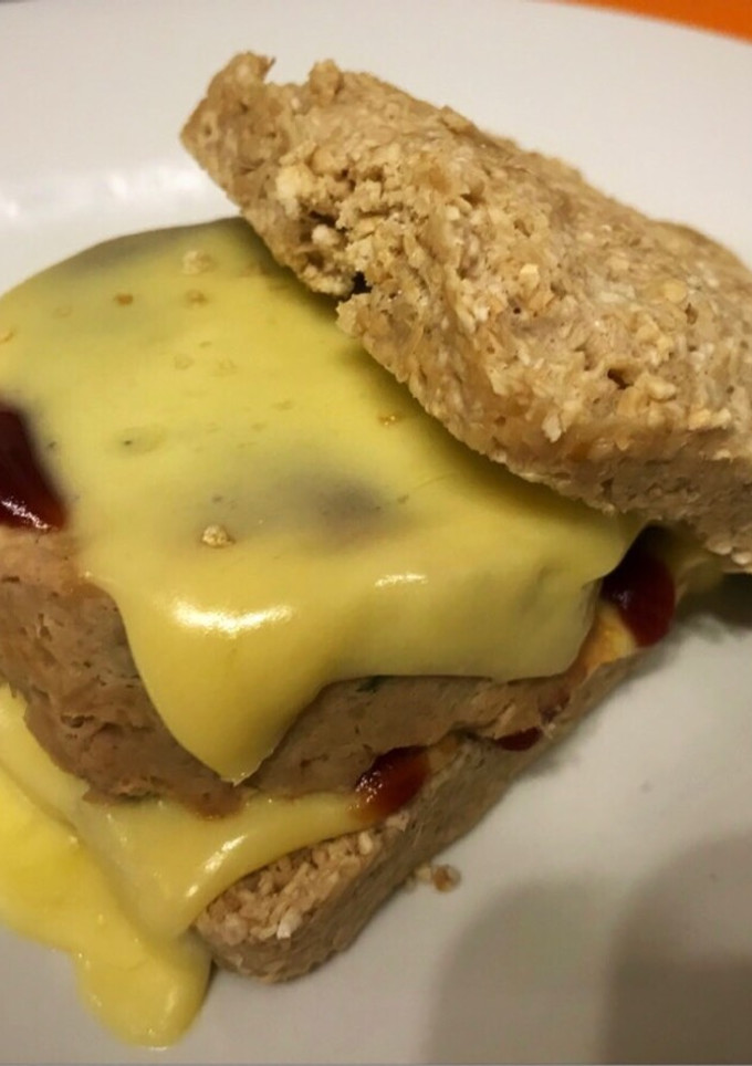 Una foto de Hamburguesa de atún light y liviana al microondas fácil y rápido