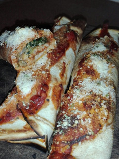 Una foto de Canelones de acelga y salsa de tomate súper rica 🌯🍅
