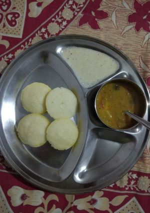 इडली सांबर (Idli Sambar recipe in hindi) रेसिपी मुख्य फोटो