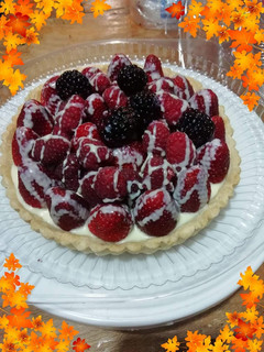 Una foto de Tarta de frutos rojos y ganache blanco