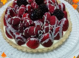 Una foto de Tarta de frutos rojos y ganache blanco