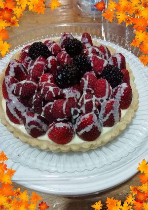 Una foto de Tarta de frutos rojos y ganache blanco