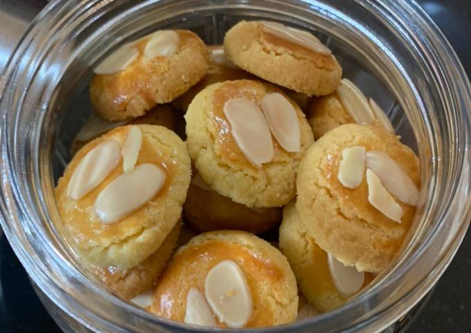 Kue kering almond cookies