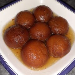 A picture of Gulab jamun.
