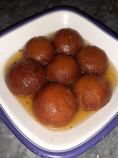 A picture of Gulab jamun.