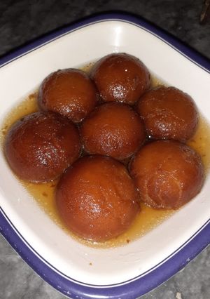 A picture of Gulab jamun.