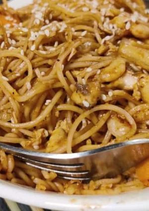চিকেন চাউমিন (chicken chow mein recipe in Bengali) রেসিপির প্রধান ছবি