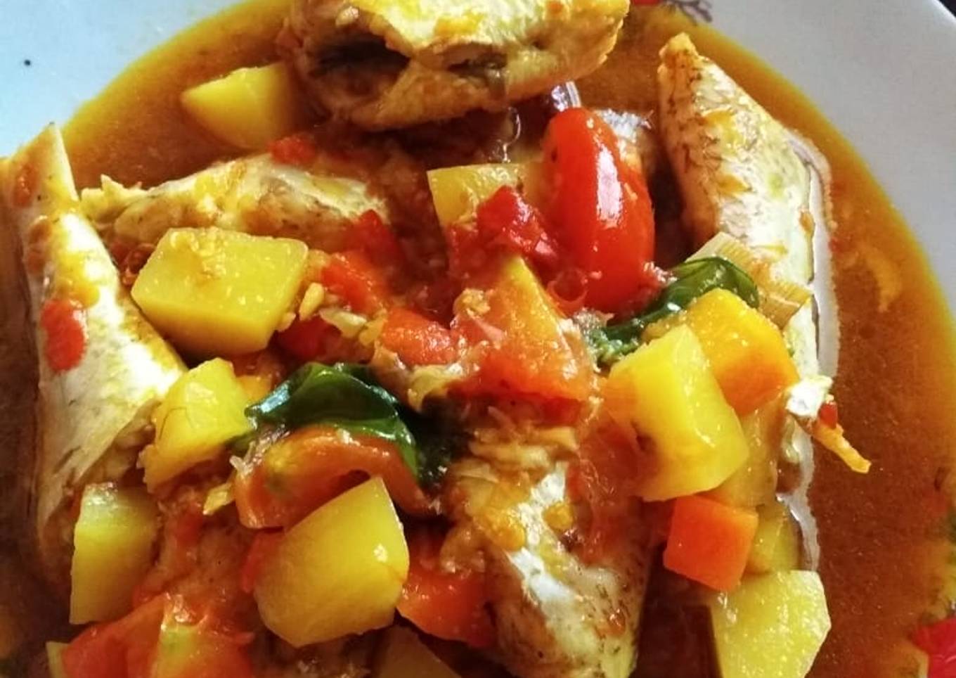 Sayuran pedas dengan ikan merah