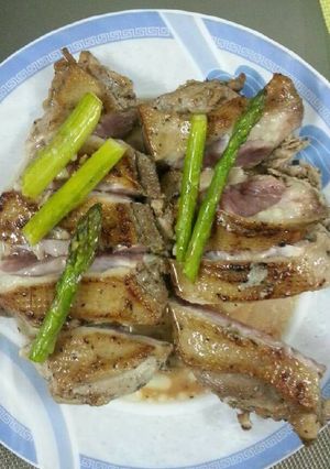 Hình của món Ức vịt áp chảo cùng măng tây non.