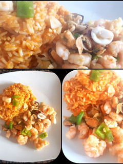 Una foto de Mariscos salteados con morrón y arroz sabroso. #delantaldorado