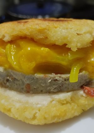 Una foto de Arepa🫓rellena🥯de fiambre🧀de pollo casero y chutney de mango🧅🥭🌶️