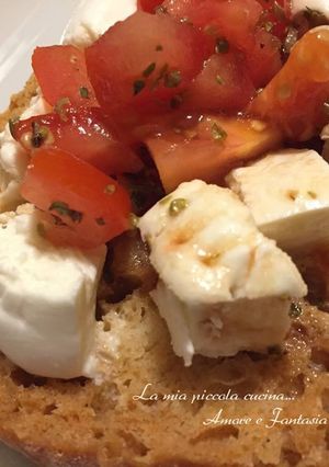 Foto di Frisella con pomodori e mozzarella di bufala