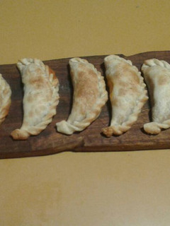 Una foto de Empanadas de carne cortada a cuchillo