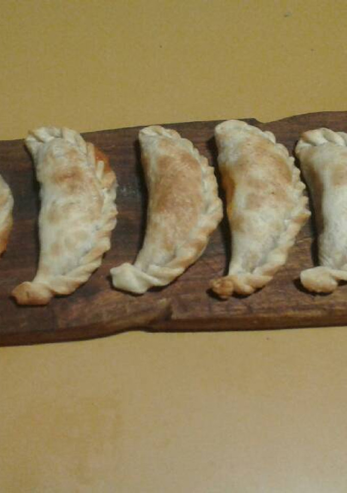 Una foto de Empanadas de carne cortada a cuchillo