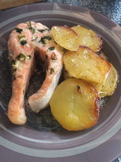 Una foto de Salmón al horno con patatas