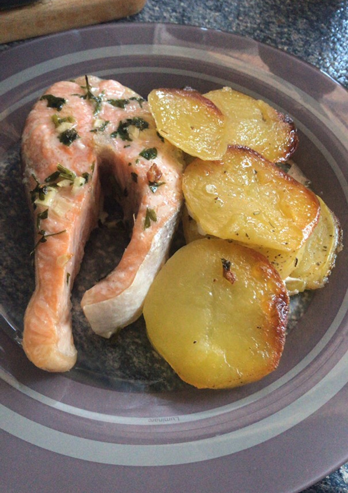 Una foto de Salmón al horno con patatas