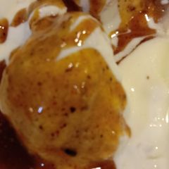 A picture of Dahi bhalle.