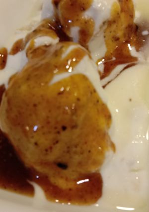 A picture of Dahi bhalle.