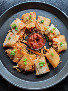शेजवान डोसा स्प्रिंग रोल्स (schezwan dosa spring rolls recipe in marathi) रेसिपी चे मुख्य फोटो