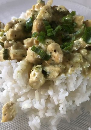 Una foto de Pollo al verdeo y mostaza con arroz