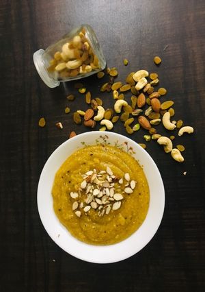 લચકો મોહનથાળ (Lachko Mohanthal Recipe In Gujarati) રેસીપી મુખ્ય ફોટો