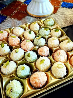 A picture of Coconut laddo or balls.