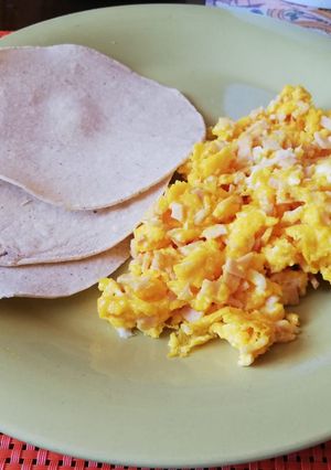 Una foto de Huevos revueltos con jamón