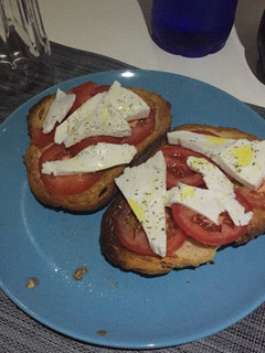 Una foto de Tostas con Queso fresco y tomate
