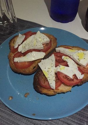 Una foto de Tostas con Queso fresco y tomate