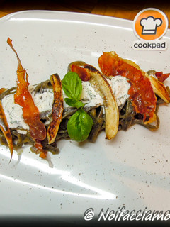 Foto di Tagliatelle di Riso Venere con melanzane, stracciatella e speck