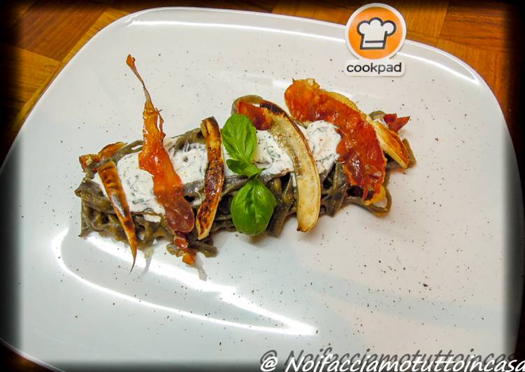 Tagliatelle di Riso Venere con melanzane, stracciatella e speck