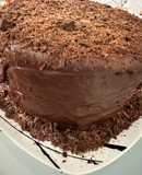 Bolo de chocolate com brigadeiro branco e maracujá