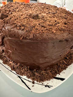 Foto de Bolo de chocolate com brigadeiro branco e maracujá